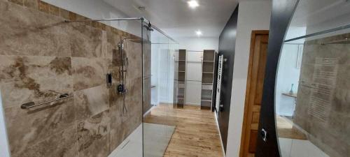 baño con ducha y puerta de cristal en chambre Lilas Domaine Cap de Coste, en Saint-Frajou