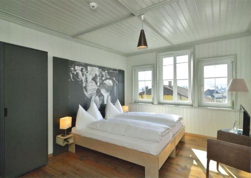 um quarto com uma cama grande num quarto em Concept Hotel Landhaus em Burgdorf