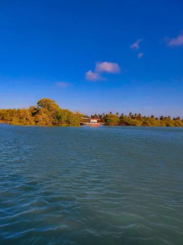 a large body of water with a house in the distance at Villa Recanto do Mar - Icaraizinho de Amontada in Amontada