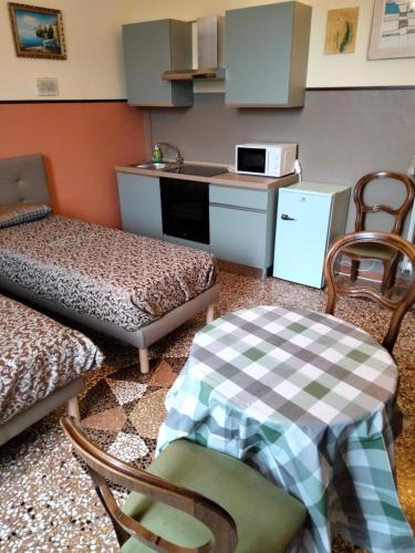 - une petite cuisine avec une table et des chaises dans la chambre dans l'établissement SANT'ORSOLA PALACE AND SUITE, à Bologne