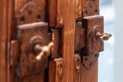 a close up of a wooden door with a latch at Kings Inn City Hotel Alkmaar in Alkmaar