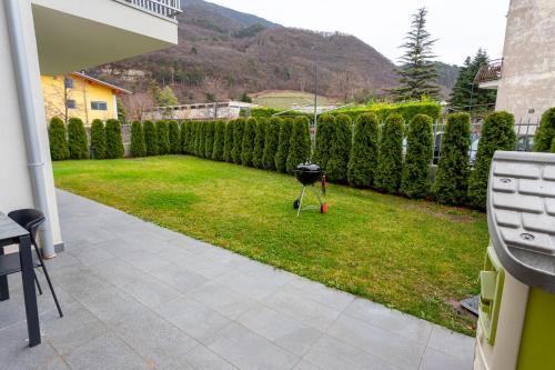 a garden with an antenna in the grass at Casa Aurora in San Michele allʼAdige