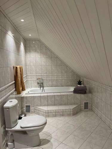 uma casa de banho com um WC e uma banheira em Lovely apartment in maritime surroundings near Stavanger em Stavanger