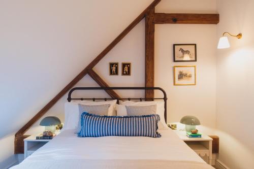 Schlafzimmer mit einem Bett mit schwarzem Rahmen in der Unterkunft Buckingham Mews _ Rockpool Cottage 5 in Kent