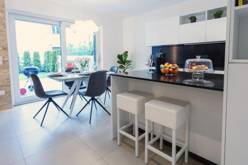 a kitchen with a counter and a table and chairs at Casa Aurora in San Michele allʼAdige