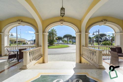 オルビアにあるHOTIDAY Room Collection - Olbia Portoの大邸宅の玄関からの眺め