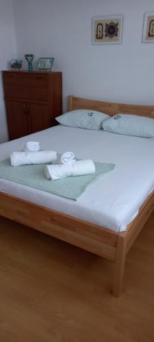 - un lit avec 2 serviettes dans l'établissement Yuka family home, à Sarajevo