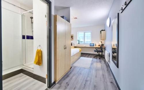 Nhà bếp/bếp nhỏ tại For Students Only Private Ensuites with Shared Kitchen at Capital Gate in Liverpool