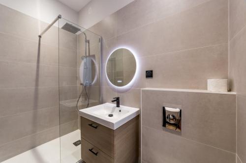 une salle de bain avec un lavabo et un miroir dans l'établissement The incredible Suite Moulin - brand new 2022 AIL, à Lyon