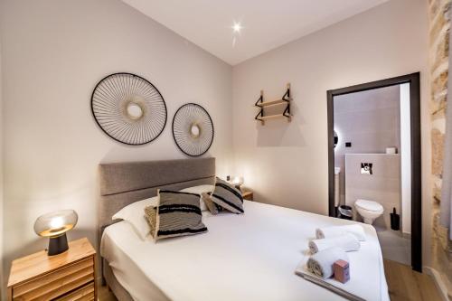 - une chambre avec un grand lit et deux miroirs sur le mur dans l'établissement The incredible Suite Moulin - brand new 2022 AIL, à Lyon