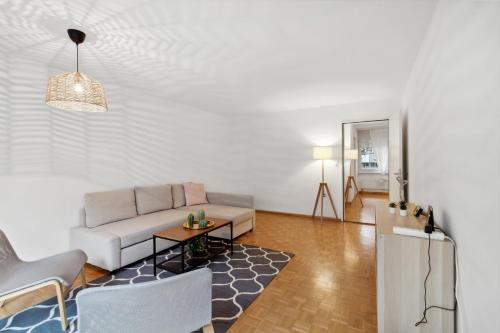 a living room with a couch and a table at Beautiful Boutique Apartment DRAHTZUG8 in Zürich