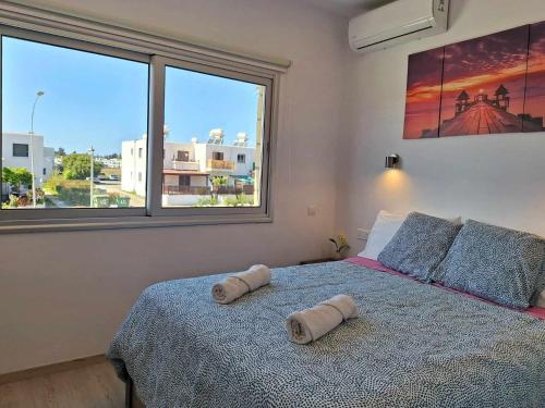 Postel nebo postele na pokoji v ubytování Charming Holiday Retreat Kato Paphos Apt 400m To The Beach