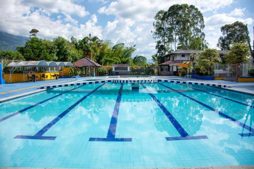 een groot zwembad met blauw water bij Hotel Karlaká Calarcá Quindio in Calarcá