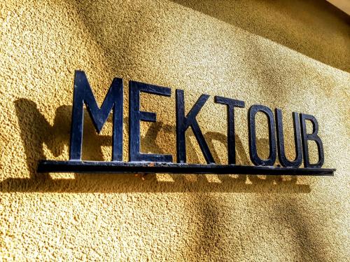 un cartello della metropolitana sul lato di un edificio di Maison sur les coteaux à 25 minutes d'Agen a Port-Sainte-Marie