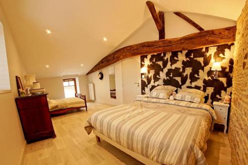 a bedroom with a large bed in a room at Très belle demeure Roche de Solutré - 15 personnes in Solutré-Pouilly