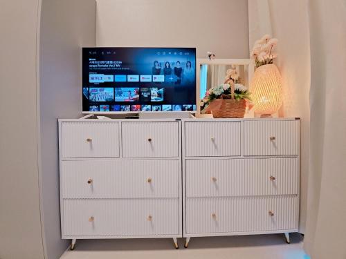 uma cómoda branca com uma televisão de ecrã plano por cima em Hygge 722 Blue Ocean4 em Incheon