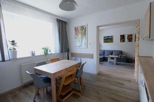 jadalnia i salon ze stołem i krzesłami w obiekcie Ostrava, byt 80 m2 v RD w Ostravie