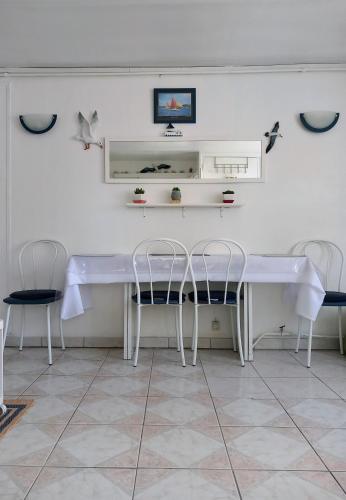 une salle à manger avec une table et deux chaises dans l'établissement LA PLAYA - VILLA ST LAURENT - Grand Studio avec espace nuit et parking privatif - 40 mètres de la Promenade Marcel Proust, à Cabourg