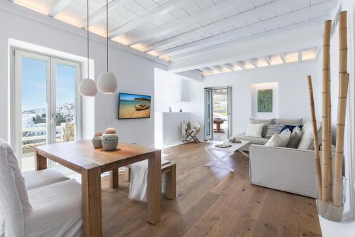 Телевизор и/или развлекательный центр в Breathtaking 6 Bed in Platis Gialos