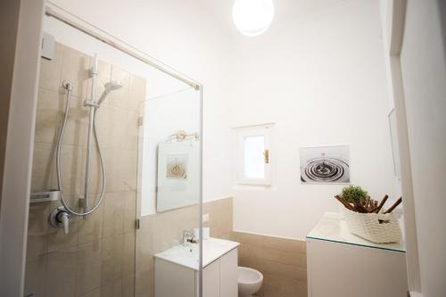 uma casa de banho com um chuveiro, um WC e um lavatório. em Casa Matys em Nápoles