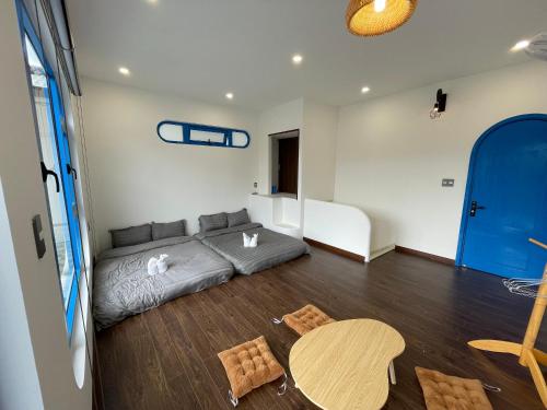 a living room with a bed and a table at Homestay BỒ CÔNG ANH in Da Lat