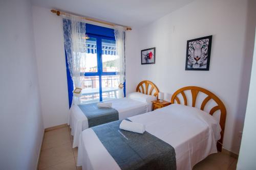 Zimmer mit 2 Betten und einem Fenster in der Unterkunft CALA VENT MAR Y SOL Poniente Beach in Benidorm