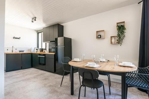 uma cozinha e sala de jantar com mesa e cadeiras em Le 27 - Crécy La Chapelle - Disney 15min em Crecy la Chapelle