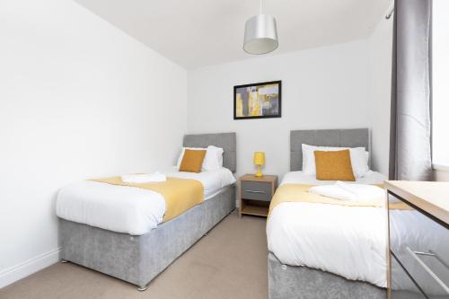 A bed or beds in a room at OPP B'ham - Freshly refurbished walls and carpets! BIG SAVINGS booking 7 days or more!