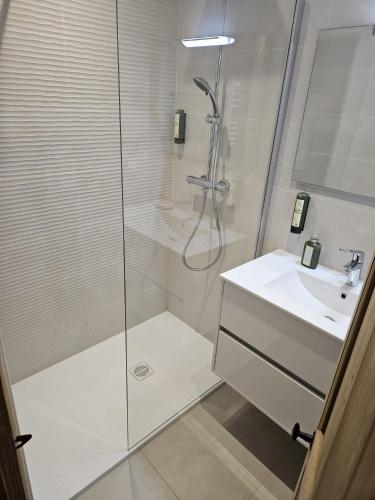 une salle de bain avec douche et lavabo dans l'établissement Maison de pêcheur, à Grimaud