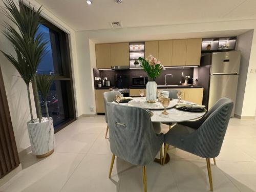 een eetkamer met een tafel en stoelen in een keuken bij Luxury Apartment Burj Crown Burj Khalifa View in Dubai