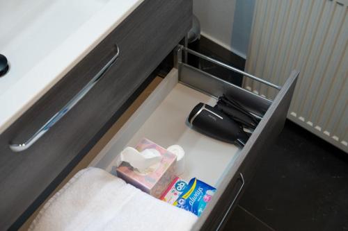 an open drawer in a room with anccess at NEW modernes Loft im Zentrum von Deggendorf in Deggendorf