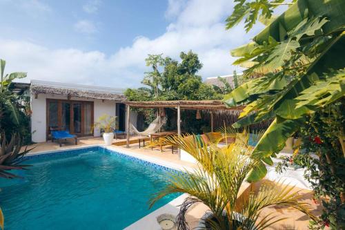 una piscina frente a una casa en Bukoba Villas - Olive - Private Pool, AC & Wi-Fi en Nungwi