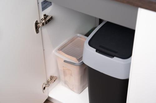a trash can in a room with a door open at NEW modernes Loft im Zentrum von Deggendorf in Deggendorf