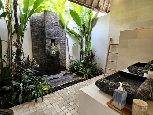 una doccia esterna in una stanza con piante di Villa Bodhi Kulture - Huge 4BR Luxury Villa for families & groups in Canggu - Bali a Canggu