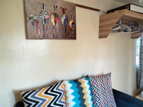 uma parede com uma pintura de zebras em M&M HOMES em Naivasha