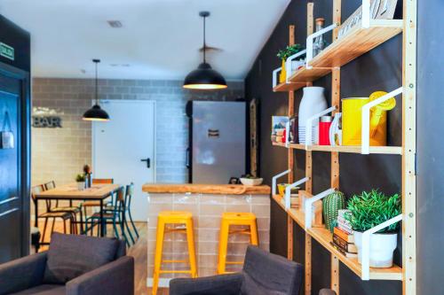 Кухня или мини-кухня в Factory Hostels Barcelona
