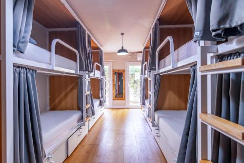 Кровать или кровати в номере Factory Hostels Barcelona