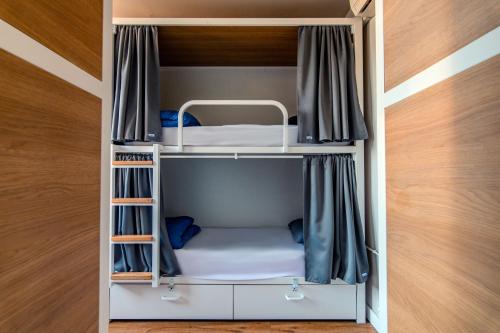Кровать или кровати в номере Factory Hostels Barcelona