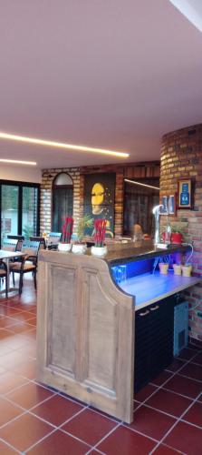 - une cuisine avec une île dans la chambre dans l'établissement Drini Hotel, à Durrës