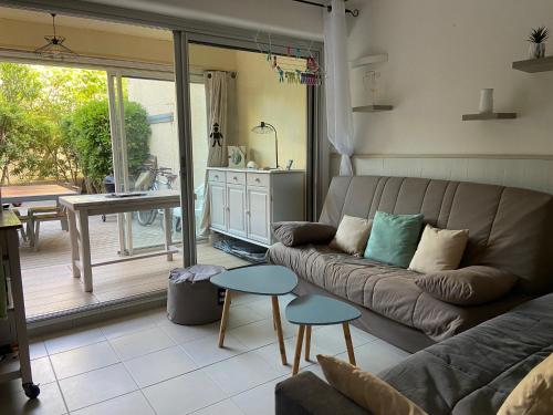 un salon avec un canapé et une table dans l'établissement SCI Eylo, à Leucate