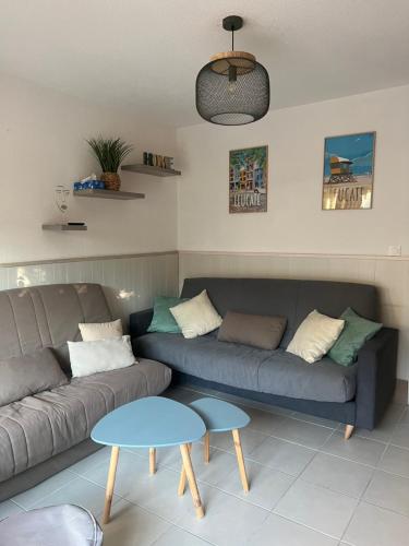 un salon avec un canapé et une table dans l'établissement SCI Eylo, à Leucate