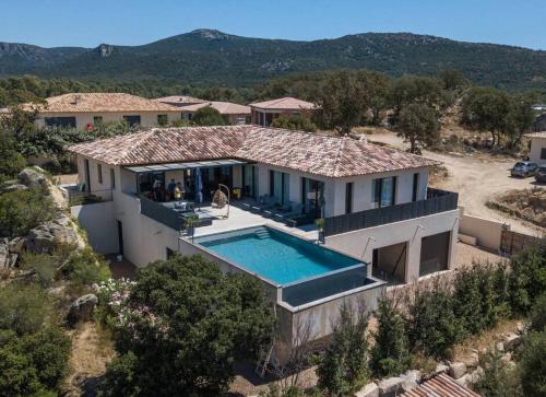 une vue aérienne d'une maison avec piscine dans l'établissement Villa Porra avec piscine 8 pers vue montagne, à Porto-Vecchio