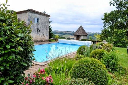 Bazén v ubytování Ferme du Moulin de Paillères, vue panoramique, piscine - idéal 4 à 5 personnes nebo v jeho okolí