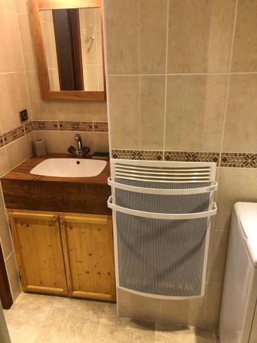 une salle de bain avec un lavabo, des toilettes et un miroir dans l'établissement Princesse jonquille, à Demi-Quartier