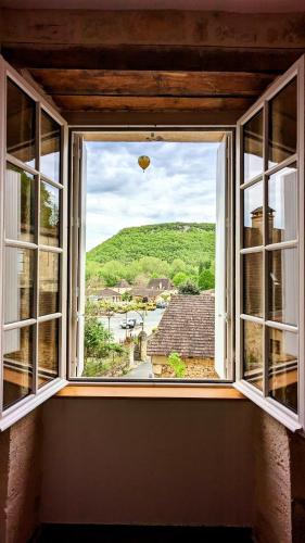 une fenêtre ouverte avec vue sur un champ dans l'établissement Kingfisher Cottage, à Castelnaud-la-Chapelle