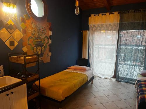 um quarto com uma cama no canto de um quarto em Green House Torino em Turim