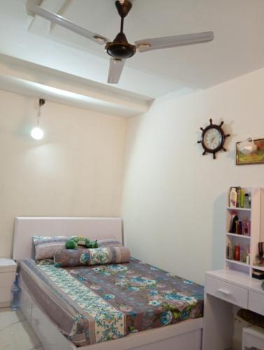 sypialnia z łóżkiem i wentylatorem sufitowym w obiekcie Aaraasth w mieście Vaadhoo