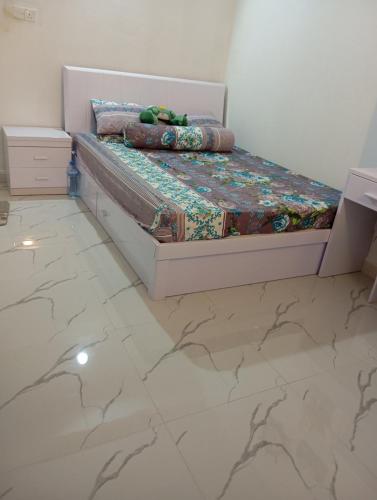 sypialnia z łóżkiem i podłogą wyłożoną kafelkami w obiekcie Aaraasth w mieście Vaadhoo