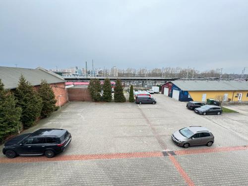 eine Gruppe von Autos, die auf einem Parkplatz geparkt sind in der Unterkunft Appartement-Hotel Rostock in Rostock