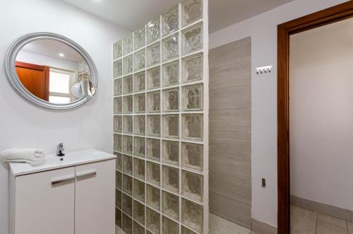 baño con pared de cristal y espejo en YourHouse Ca Mado Josefa house, en Santa Margalida